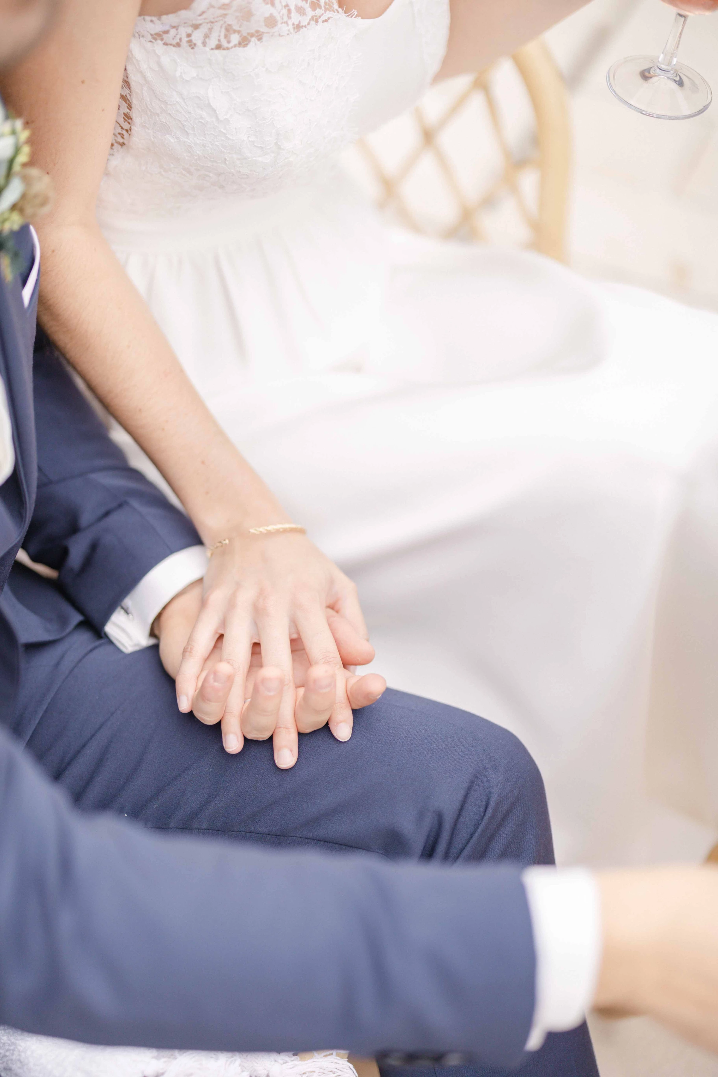 robe poignet se tenir la main gris mariage